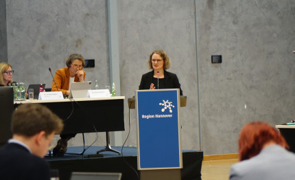 Sinja Münzberg redet in der Regionsversammlung