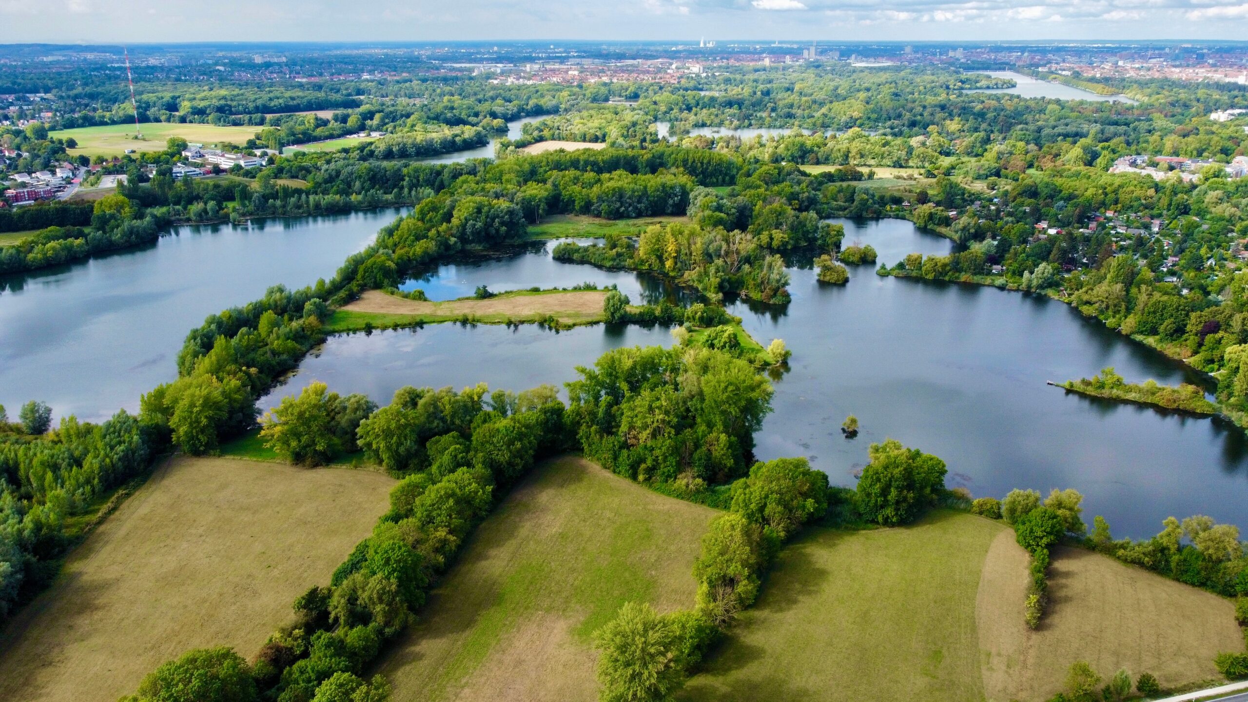 Dronenaufnahme - Natur, Gewässer, Felder in der Region Hannover Von Jakob / AdobeStock