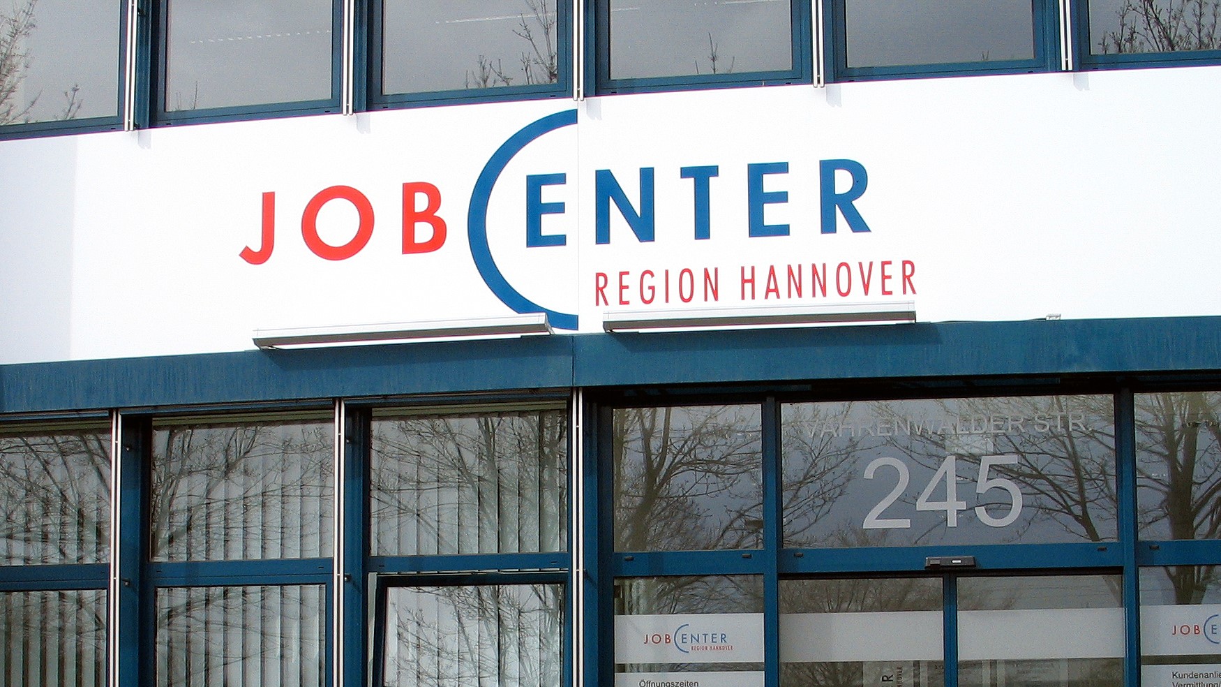 Agentur für Arbeit Hannover und der Region Hannover, Jobcenter Region Hannover, Vahrenwalder Straße 245, 30179 Hannover, Schriftzug über dem Eingang.