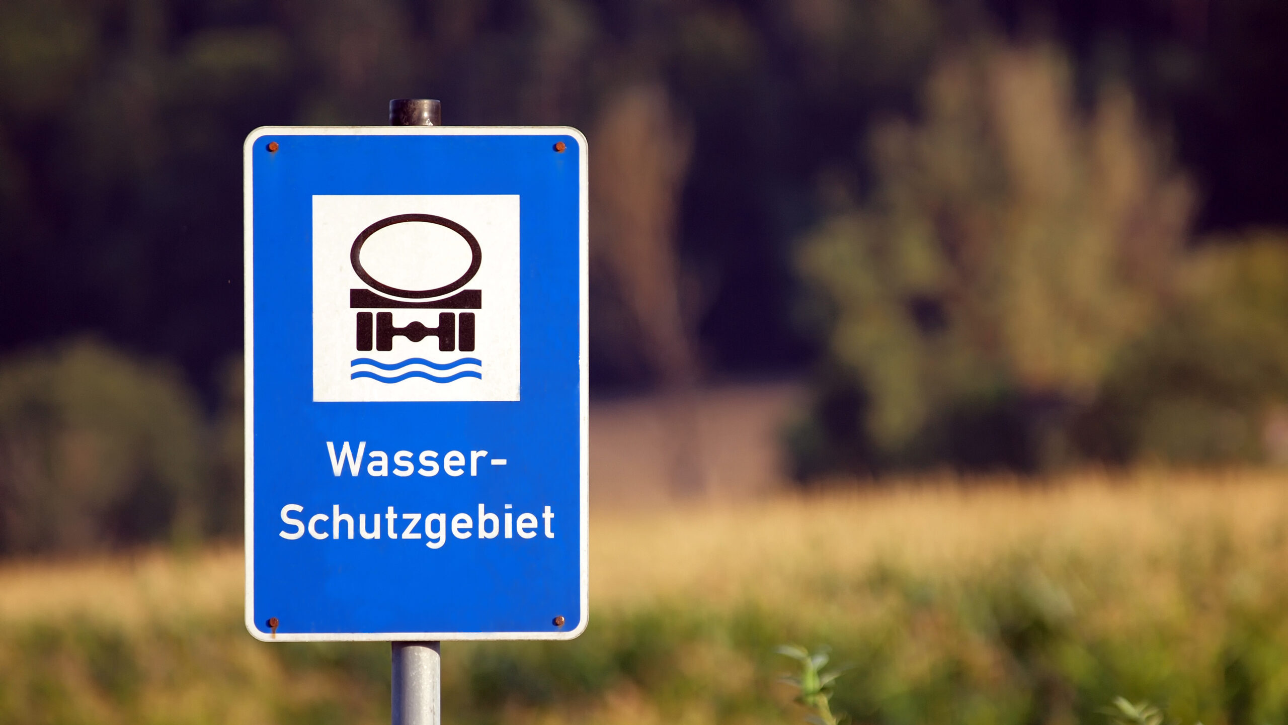 Ein Schild mit der Aufschrift "Wasserschutzgebiet"