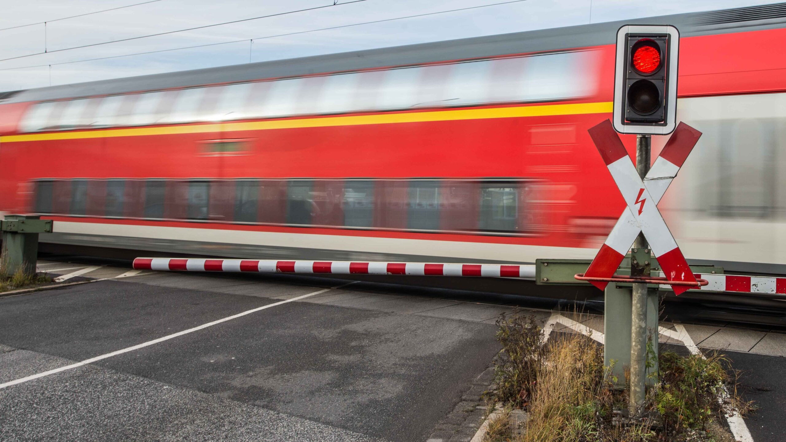 Bahnübergang mit geschlossenen Schranken